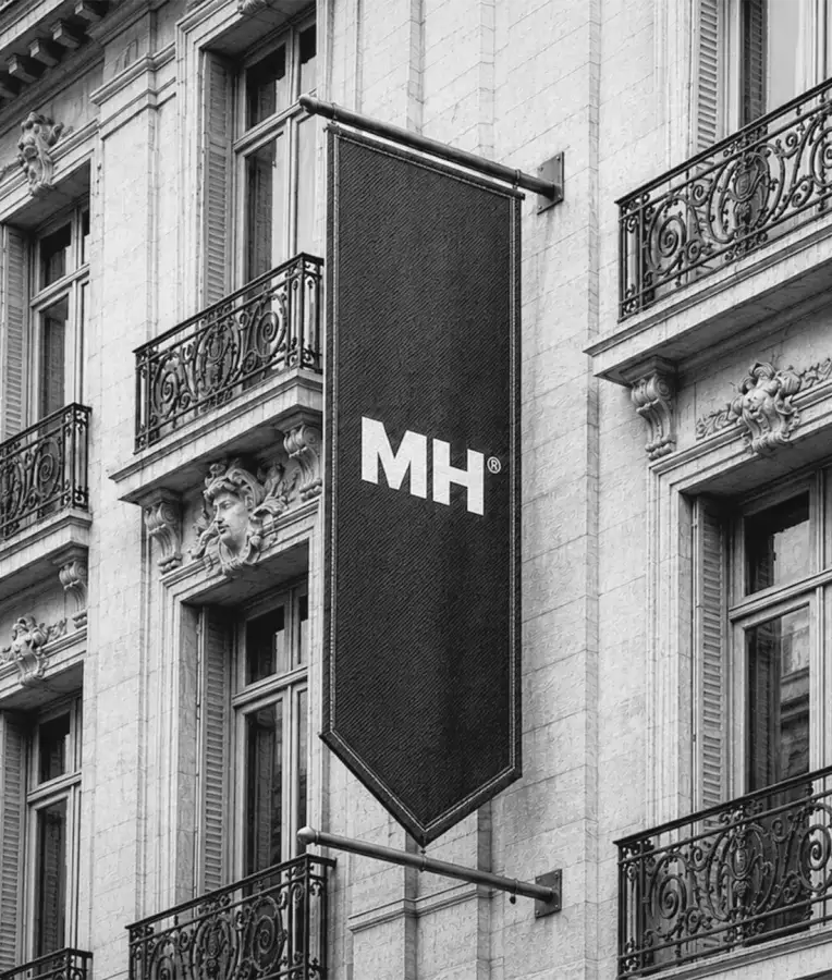 La marca MH aplicada en una fachada